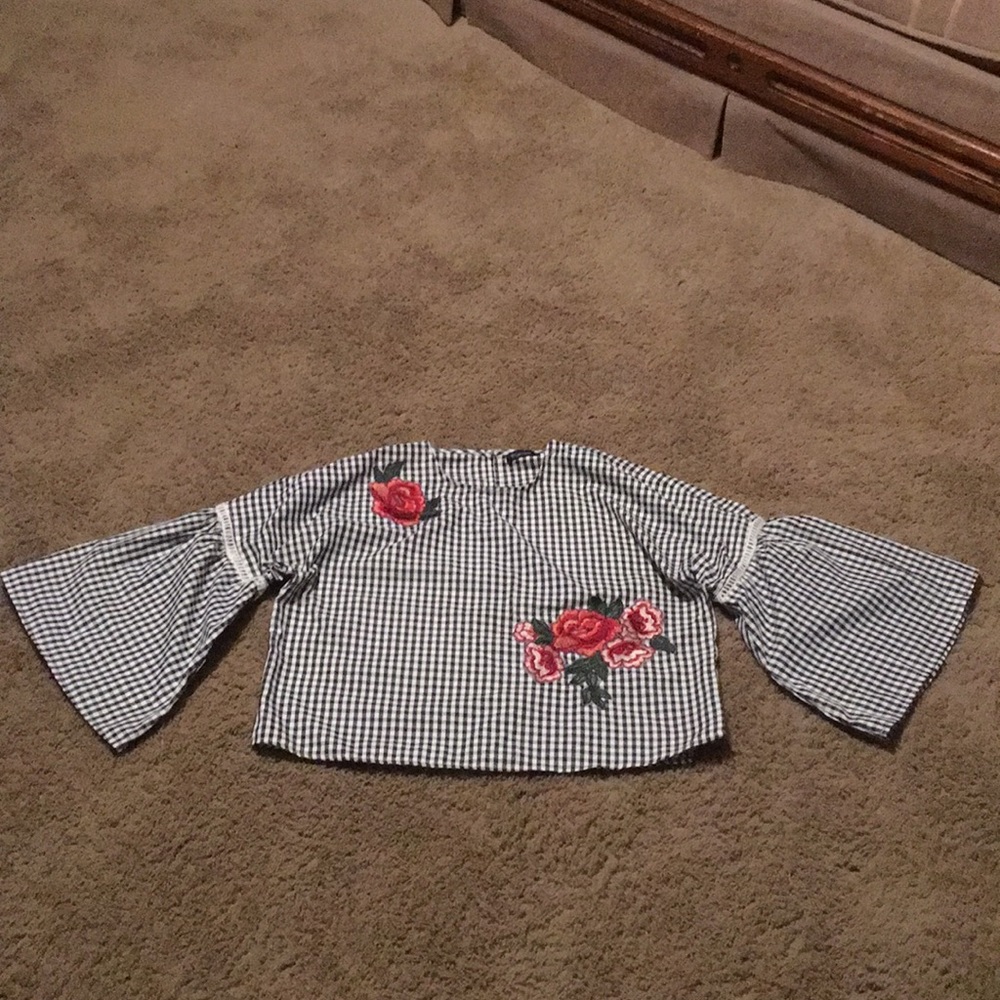 Style house black/white embroidered rose blouse Sz Medium